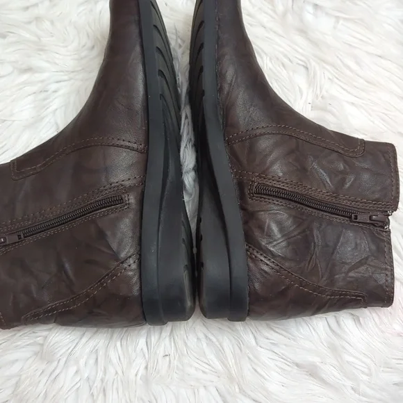 Clarks Bendable Dark Brown Leather Ankle Boots with Zipper - Picture 4 of 10